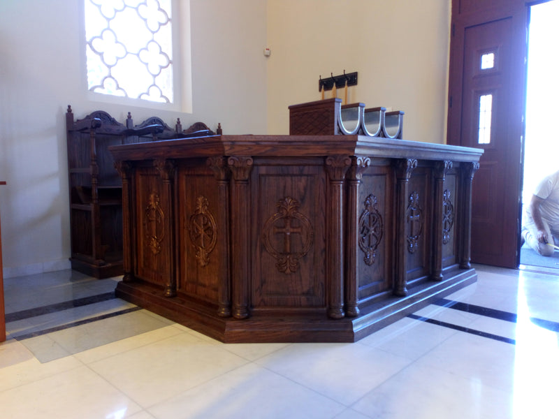 Різьблений церковний прилавок для свічок