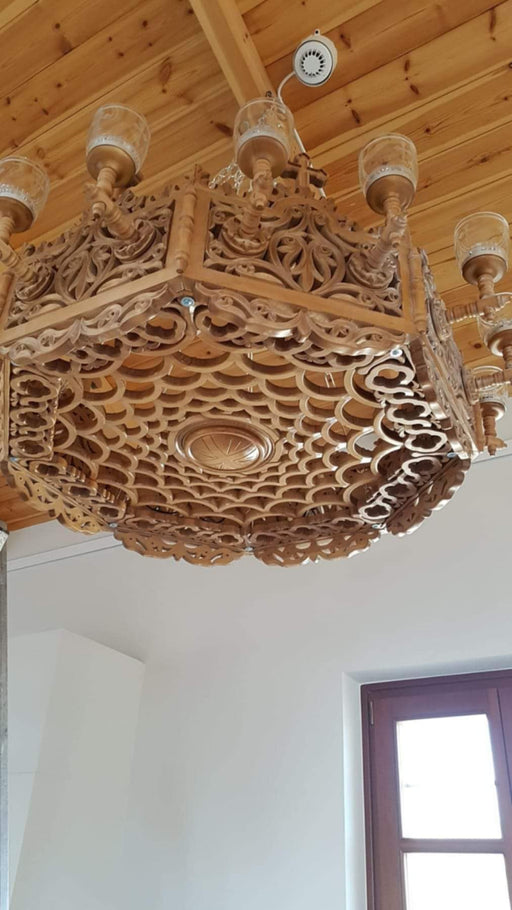 Ξυλόγλυπτος Πολυέλαιος — Π 136