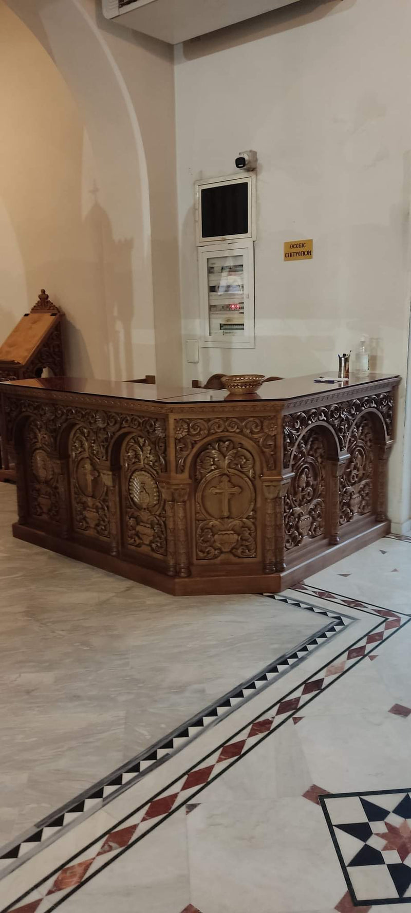 Різьблений церковний прилавок для свічок