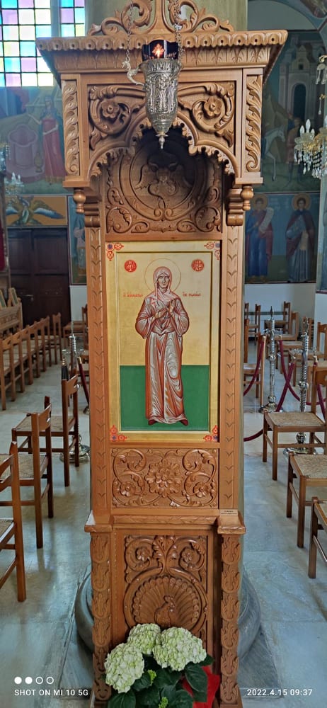 ხის მოჩუქურთმებული ხატის სტენდი