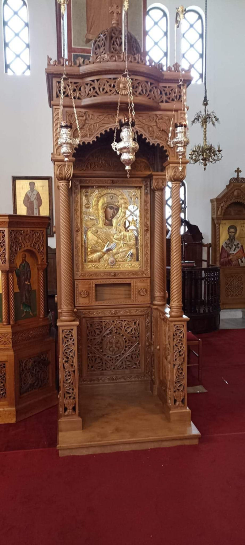 ხის მოჩუქურთმებული ხატის სტენდი
