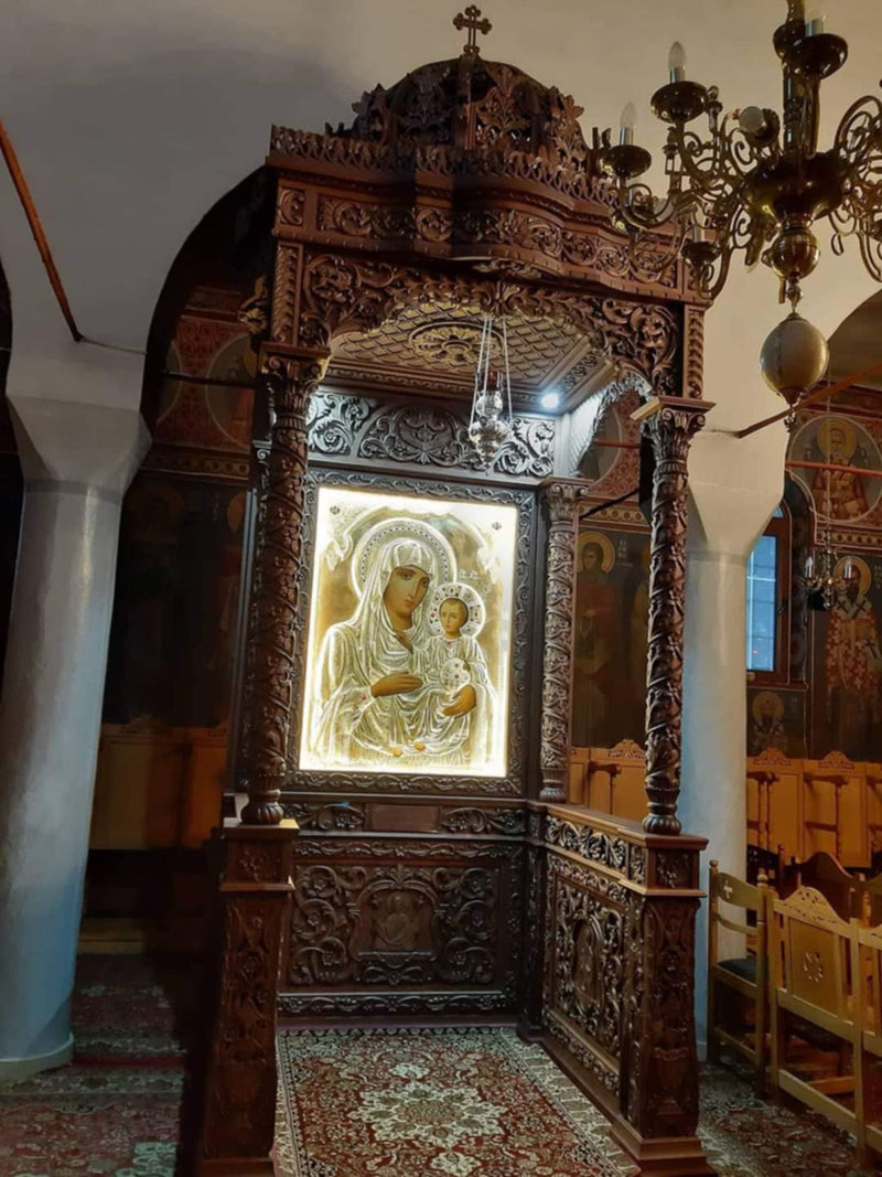 ხის მოჩუქურთმებული ხატის სტენდი