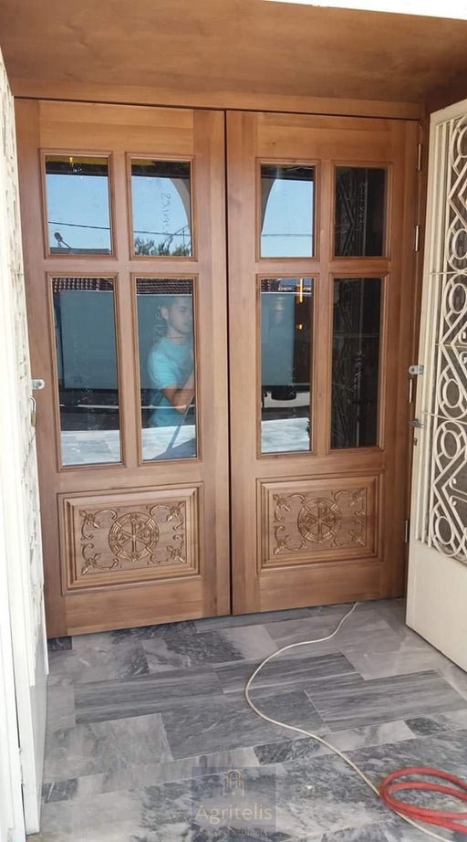 Δίφυλλη πόρτα από Δρυς Αμερικής με ανάγλυφη παράσταση.