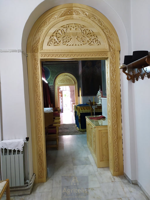 Δίφυλλη πόρτα από Δρυς Αμερικής με ανάγλυφη παράσταση.
