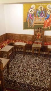 Дрвени кауч са детаљним резбаријама и удобним јастуцима, који пружа стил и удобност у храму.;Дрвени кауч са детаљним резбаријама и удобним јастуцима, који пружа стил и удобност у храму.