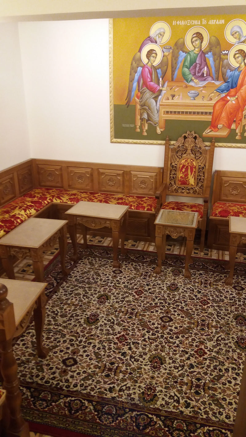 Дрвени кауч са детаљним резбаријама и удобним јастуцима, који пружа стил и удобност у храму.;Дрвени кауч са детаљним резбаријама и удобним јастуцима, који пружа стил и удобност у храму.