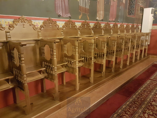 Στασίδι από μασίφ οξιά, που συνδυάζει την άνεση με την αισθητική και την ανθεκτικότητα.