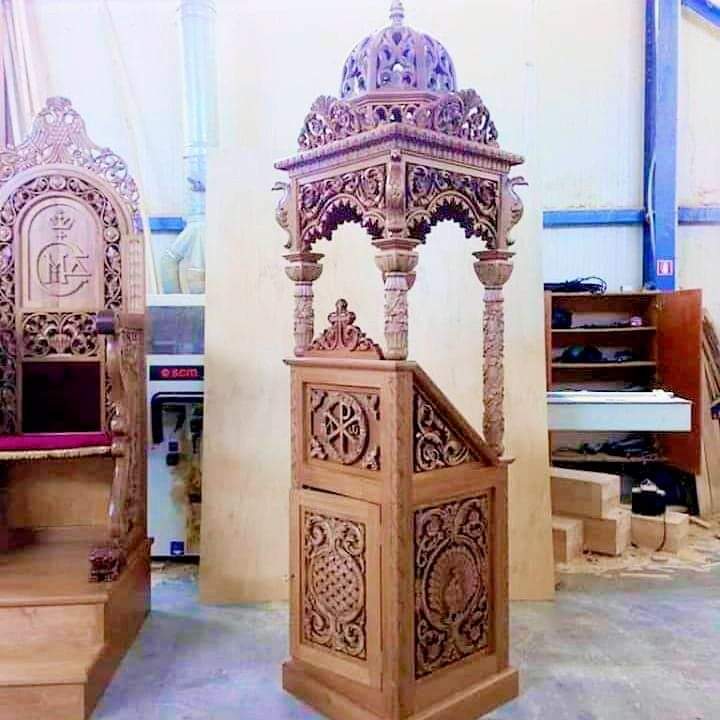 ხის მოჩუქურთმებული ხატის სტენდი
